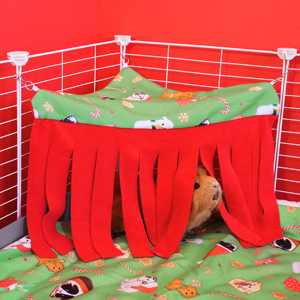 Rideau de coin Noël vert et rouge de la marque Kavee dans une cavy cage avec un cochon d'Inde dessous