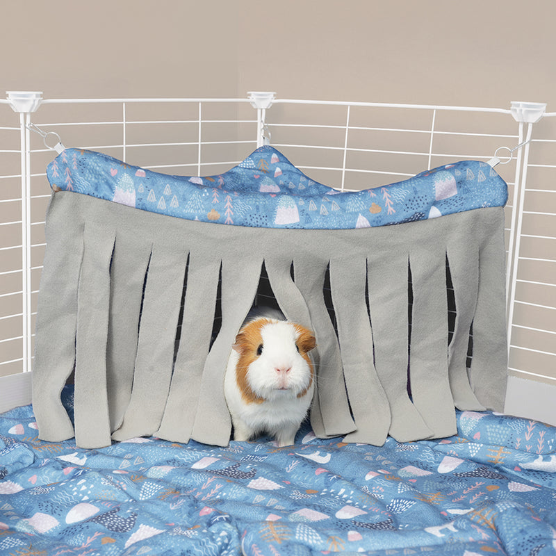 Rideau de coin de la marque Kavee motif bleu ours polaire dans une cavy cage avec un cochon d'inde dessous