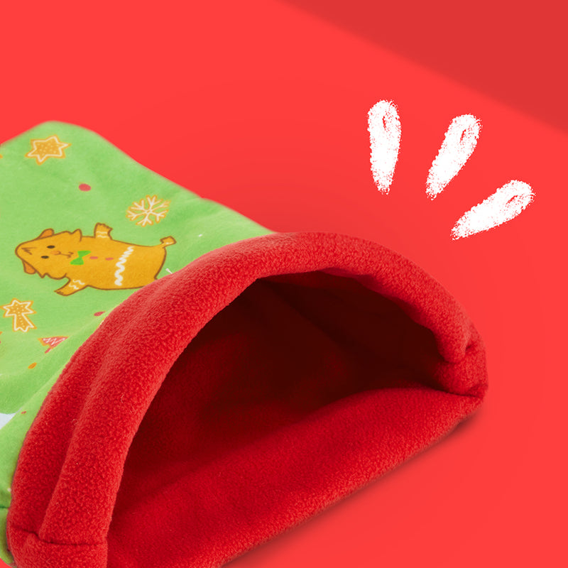 Zoom sur le coin d'un Sac de couchage pour cochon d'Inde de la marque Kavee motif Noël vert et rouge sur fond rouge