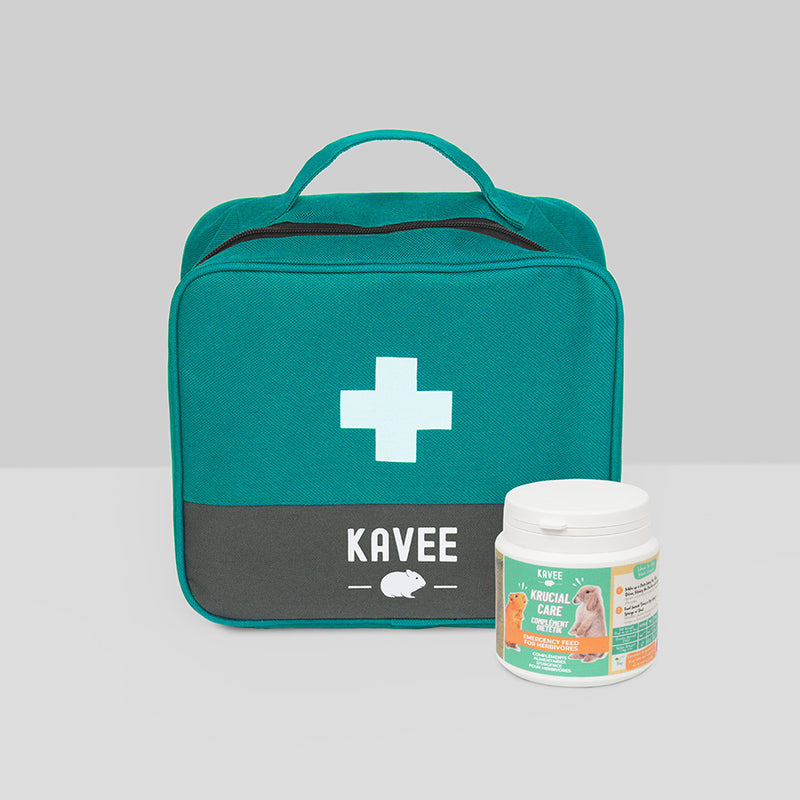 La Trousse à Pharmacie et un pot de Complément DiététiK de la marque Kavee sur fond gris clair