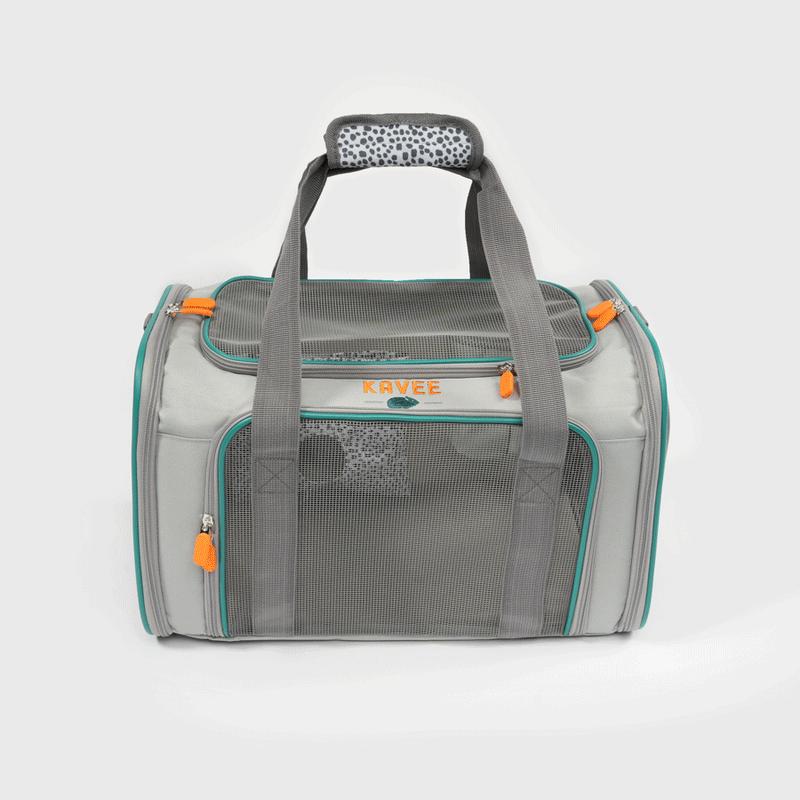Vue 360 sur le sac de transport gris de la marque Kavee sur fond gris clair.