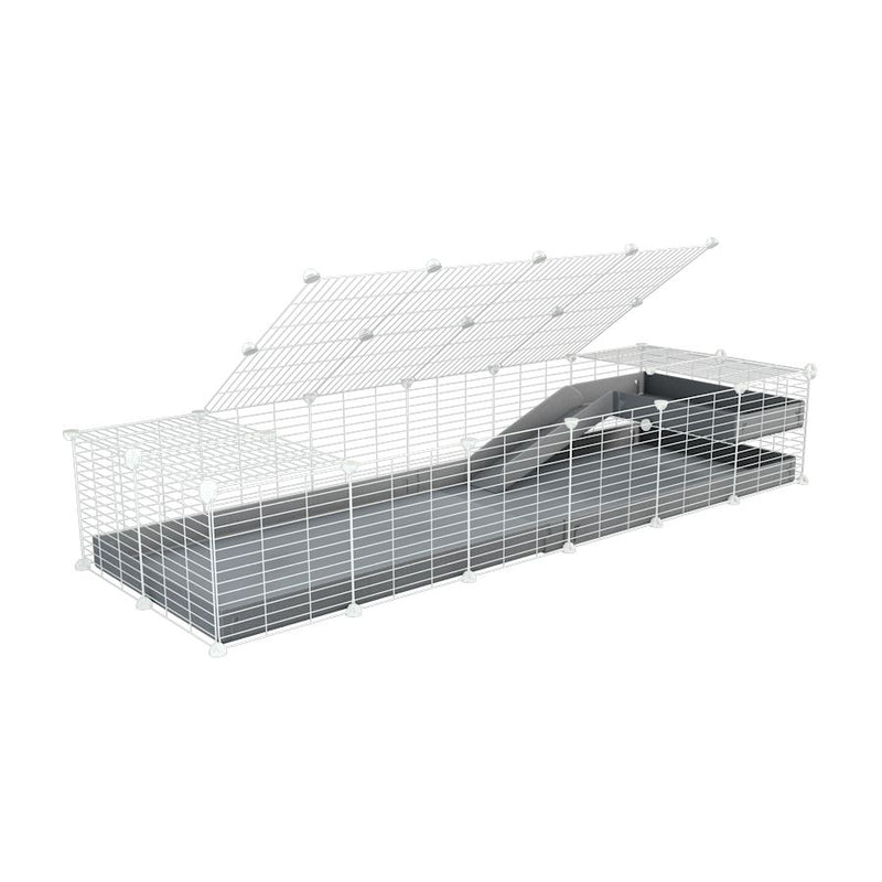 une cavy C&C cage 6x2 pour cochons d'inde avec une rampe un loft un toit un coroplast gris et grilles blanches