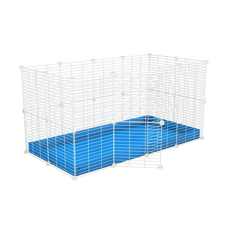 Une cavy cage 4x2 modulaire pour lapins avec un coroplast bleu et des grilles blanches a barreaux etroits par kavee
