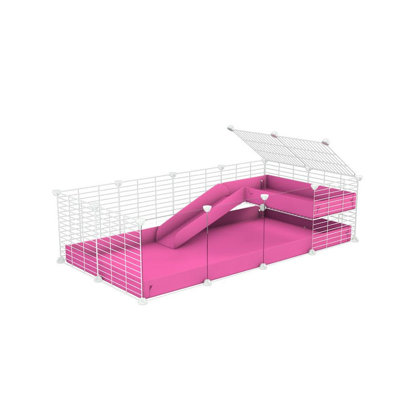 une cavy cage 4x2 avec panneaux transparents en plexiglass  pour cochons d'inde avec une rampe un loft un coroplast rose et grilles blanches fines sans danger de kavee