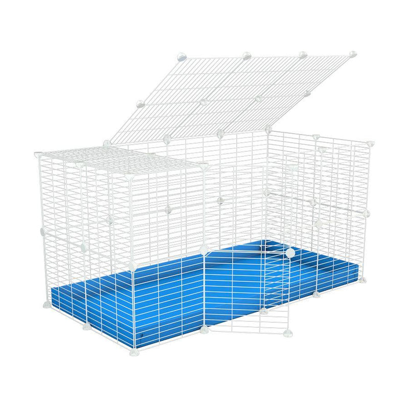 Une cavy cage 4x2 pour lapins avec couvercle un coroplast bleu et des grilles blanches a barreaux etroits par kavee
