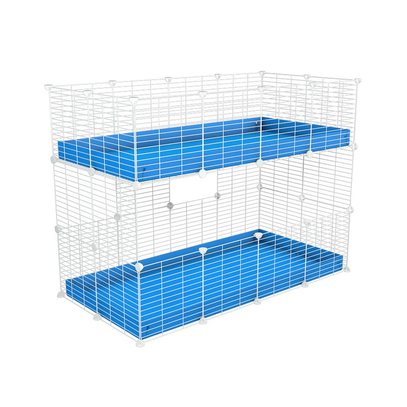 Une kavee cage double deux etages 4x2 pour cochons d'inde avec coroplast bleu et grilles blanches sans danger pour bebes