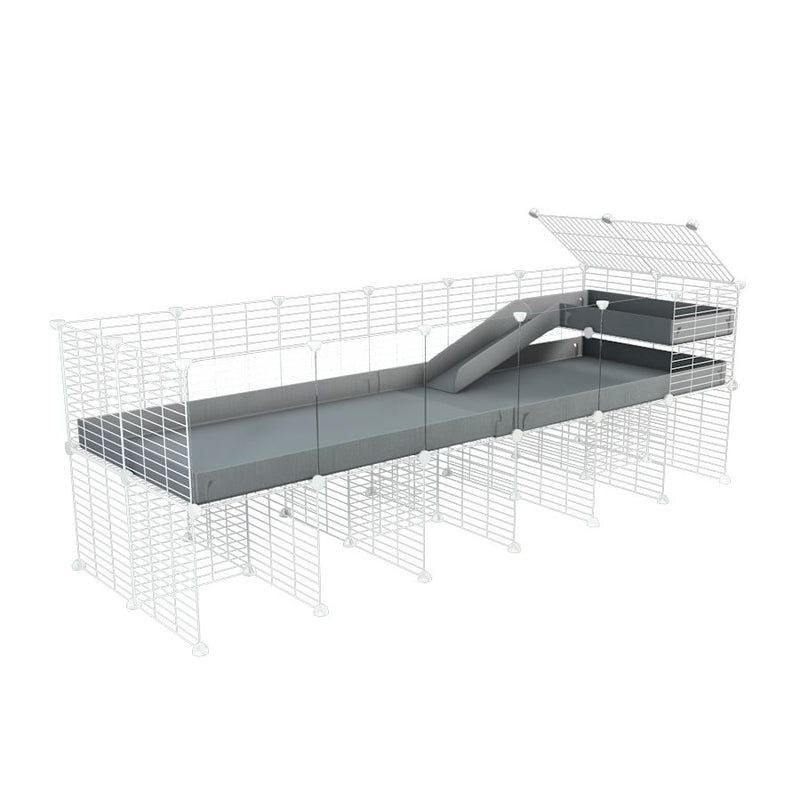 une cavy cage 6x2 avec panneaux transparents en plexiglass  pour cochons d'inde avec rehausseur loft rampe coroplast gris et grilles blanches de kavee france