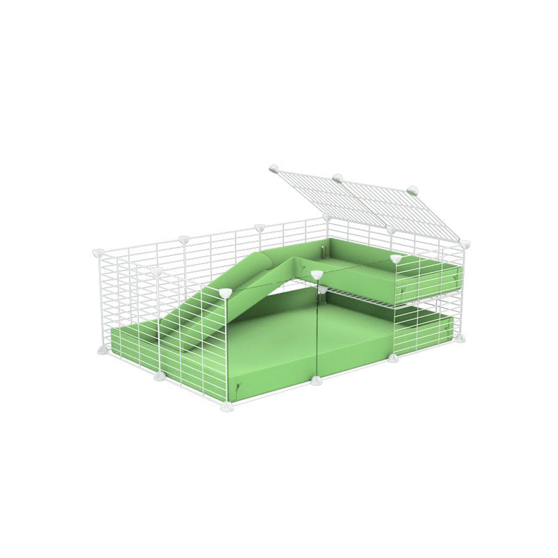 une cavy cage 3x2 pour cochons d'inde avec panneaux transparents en plexiglass avec une rampe un loft un coroplast vert pistache et grilles blanches fines