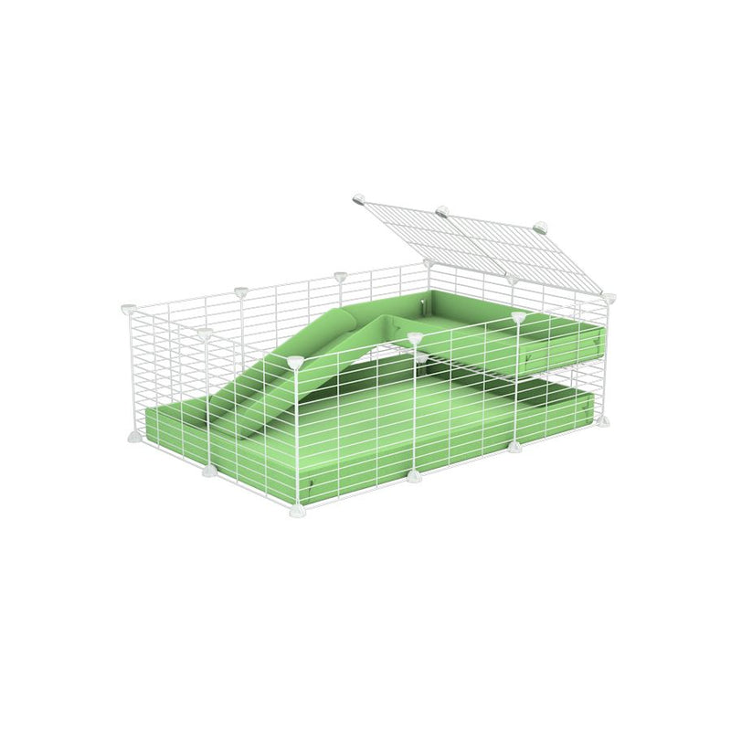 une cavy cage 3x2 pour cochons d'inde avec une rampe un loft un coroplast vert pistache et grilles blanches fines