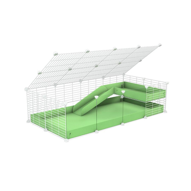 une kavee cage 4x2 avec panneaux transparents en plexiglass  pour cochons d'inde avec une rampe un loft un couvercle un coroplast vert pistache grilles blanches
