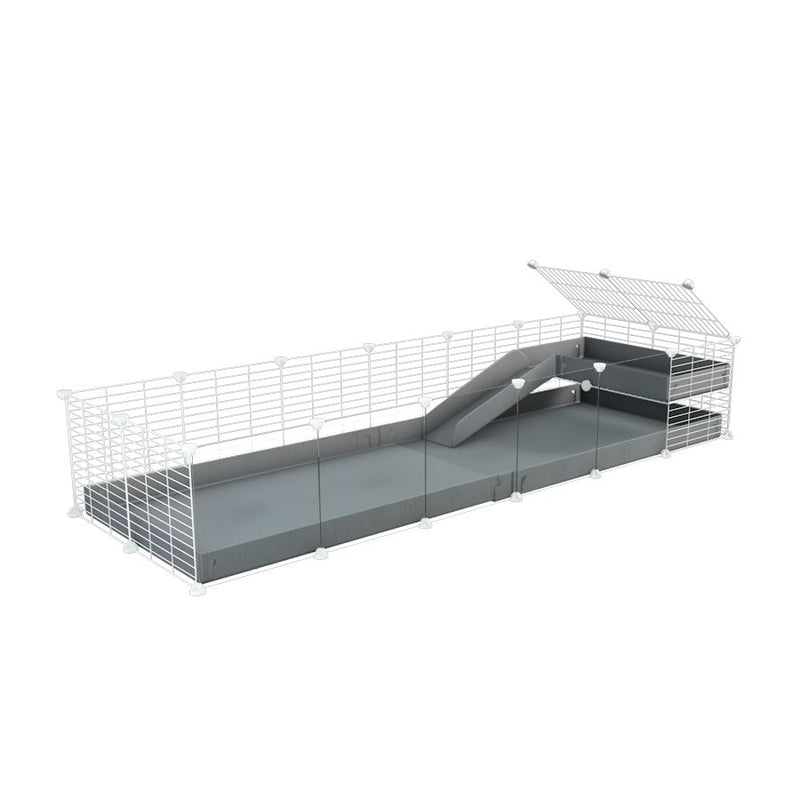 une cavy cage 6x2 avec panneaux transparents en plexiglass  pour cochons d'inde avec une rampe un loft un coroplast gris et grilles blanches fines sans danger de kavee