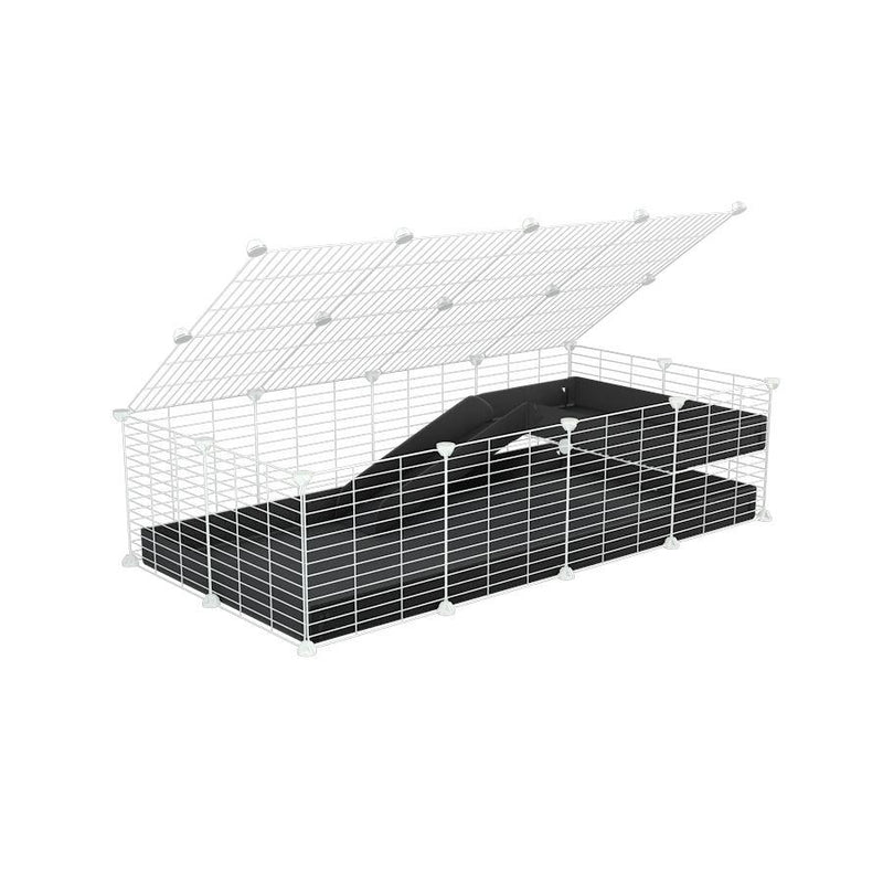 une kavee cage 4x2 pour cochons d'inde avec une rampe un loft un couvercle un coroplast noir grilles blanches