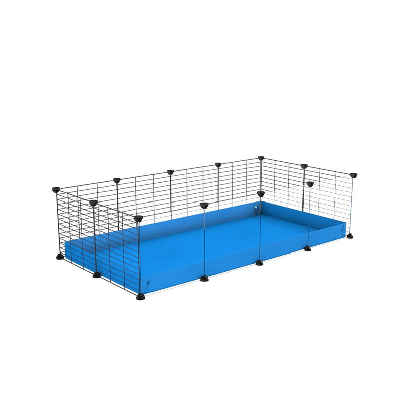 une cavy cage modulaire 4x2 avec panneaux transparents en plexiglass pour cochons d'inde avec coroplast bleu et grilles fines avec petits trous de kavee