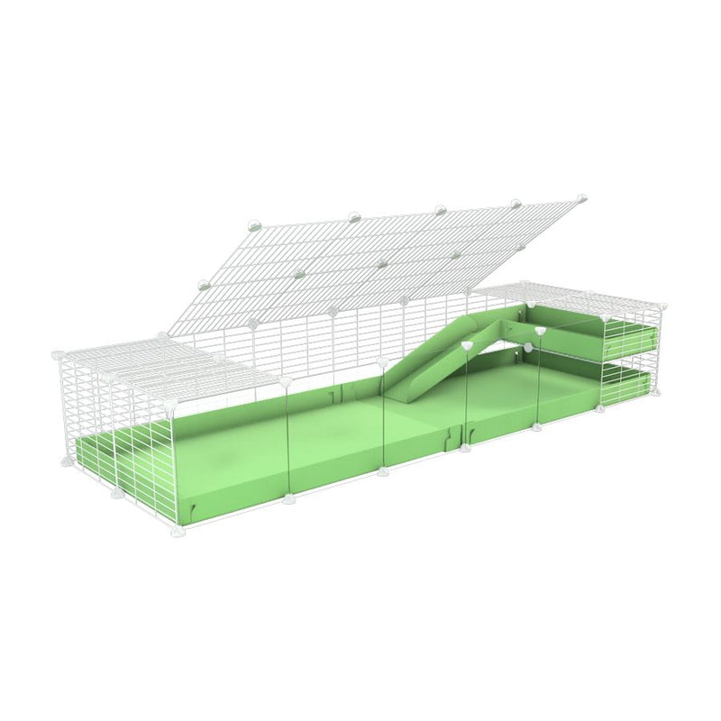 une cavy cage 6x2 avec panneaux transparents en plexiglass  pour cochons d'inde avec une rampe un loft un toit un coroplast vert et grilles blanches de kavee