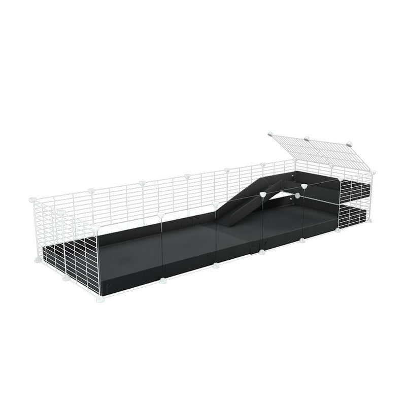 une cavy cage 6x2 avec panneaux transparents en plexiglass  pour cochons d'inde avec une rampe un loft un coroplast noir et grilles blanches sans danger