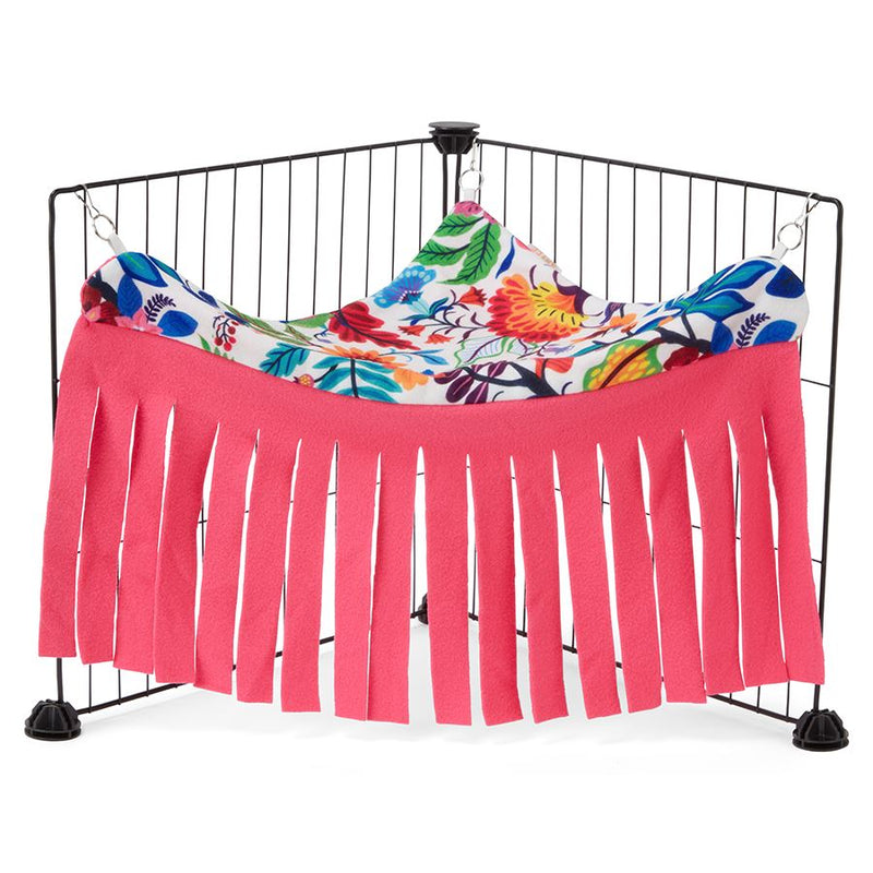 rideau accroche sur grilles d une cavy cage cochon d'inde en polaire fleurs rose par kavee 
