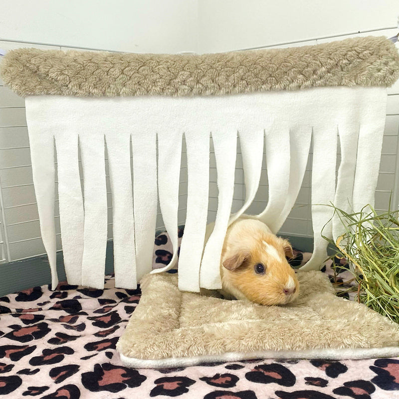 Cochon d'inde beige utilisant un peepad et un rideau de coin en polaire taupe pour cavy cage cochon d'Inde de la marque Kavee