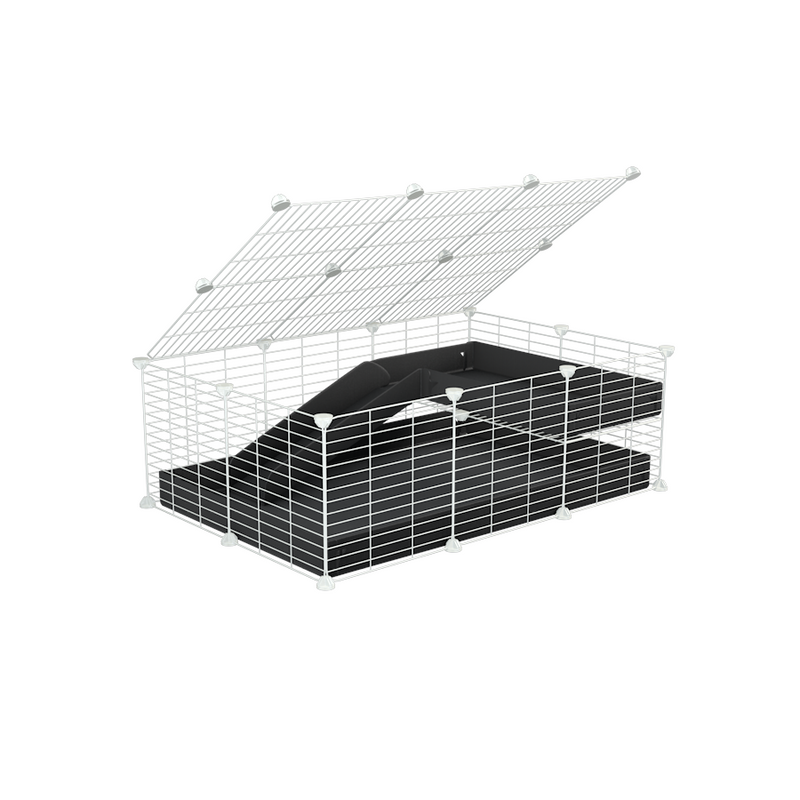 une cavy C&C cage 3x2 pour cochons d'inde avec une rampe un loft un couvercle un coroplast noir et grilles blanches fines