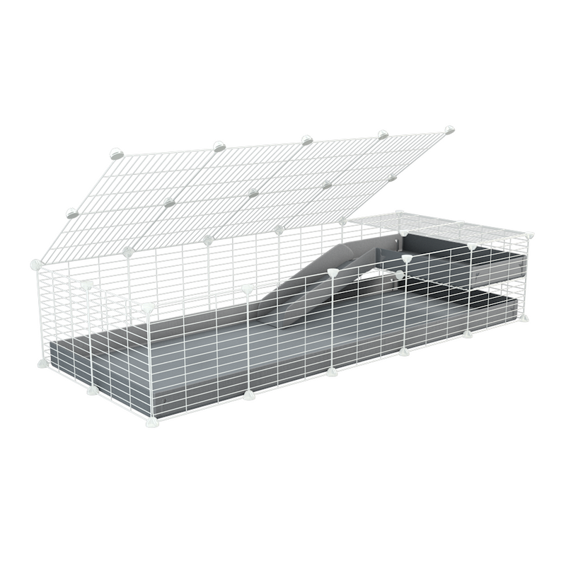 une cavy C&C cage 5x2 pour cochons d'inde avec une rampe un loft un couvercle un coroplast gris et grilles blanches