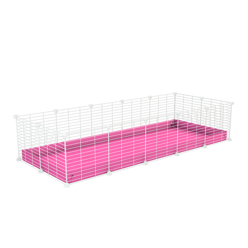 une cavy cage 5x2 pour cochons d'inde avec coroplast rose et grilles blanches fines avec petits trous de kavee