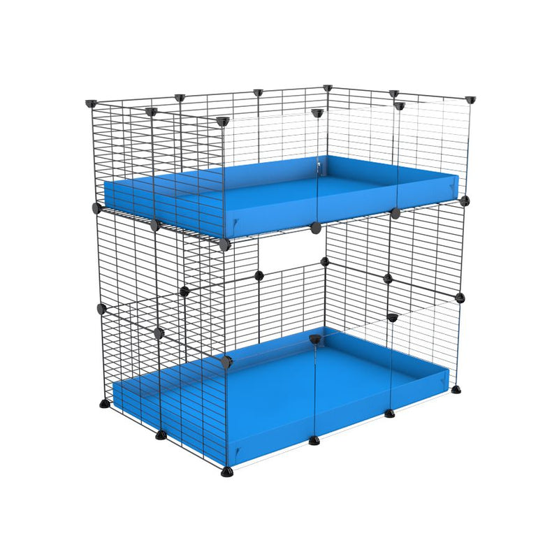 Une cavy cage double deux etages 3x2  avec panneaux transparents en plexiglass pour cochons d'inde avec coroplast bleu et grilles avec petits trous par Kavee