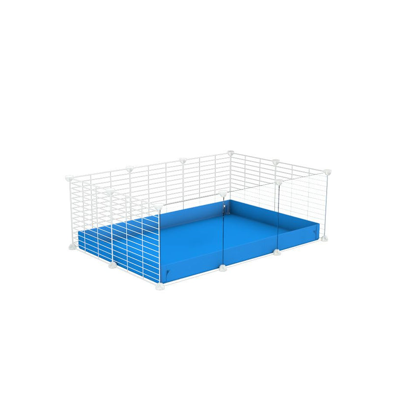 une cavy cage pas cher 3x2 avec panneaux transparents en plexiglass pour cochons d'inde avec coroplast bleu et grilles blanches fines avec petits trous de kavee
