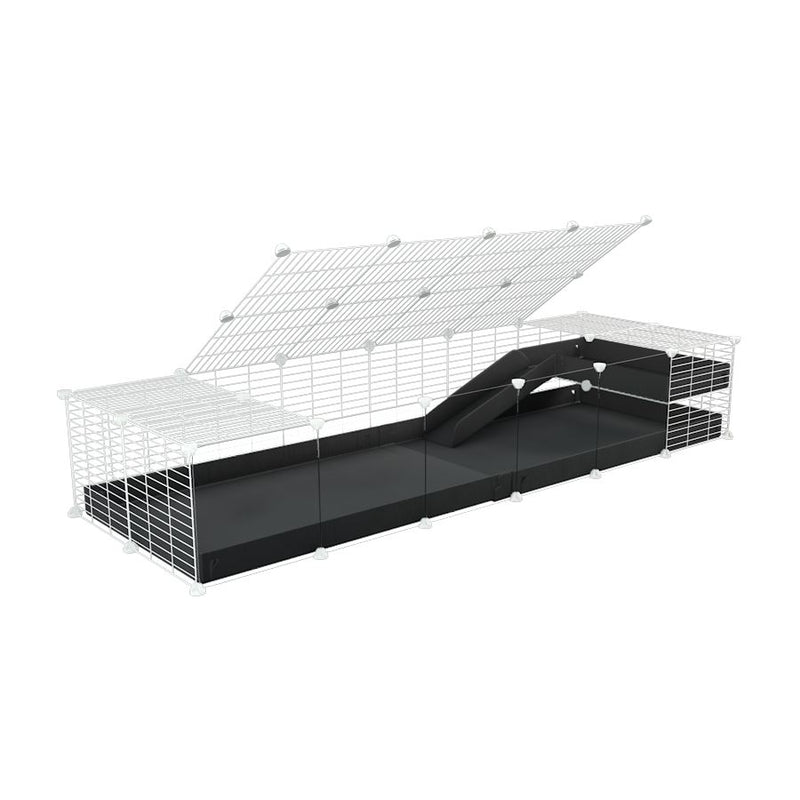 une cavy cage 6x2 avec panneaux transparents en plexiglass  pour cochons d'inde avec une rampe un loft un toit un coroplast noir et grilles blanches de kavee