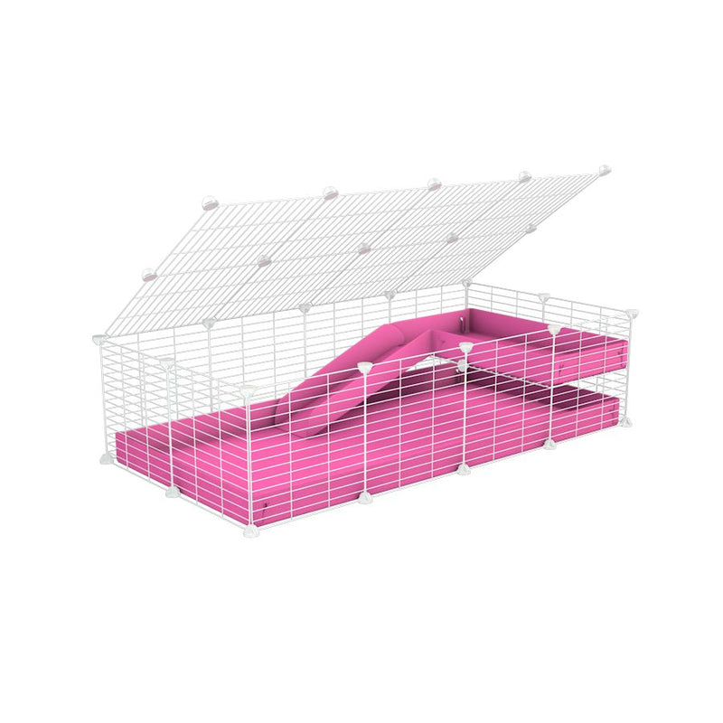 une cavy C&C cage 4x2 pour cochons d'inde avec une rampe un loft un couvercle un coroplast rose et grilles blanches