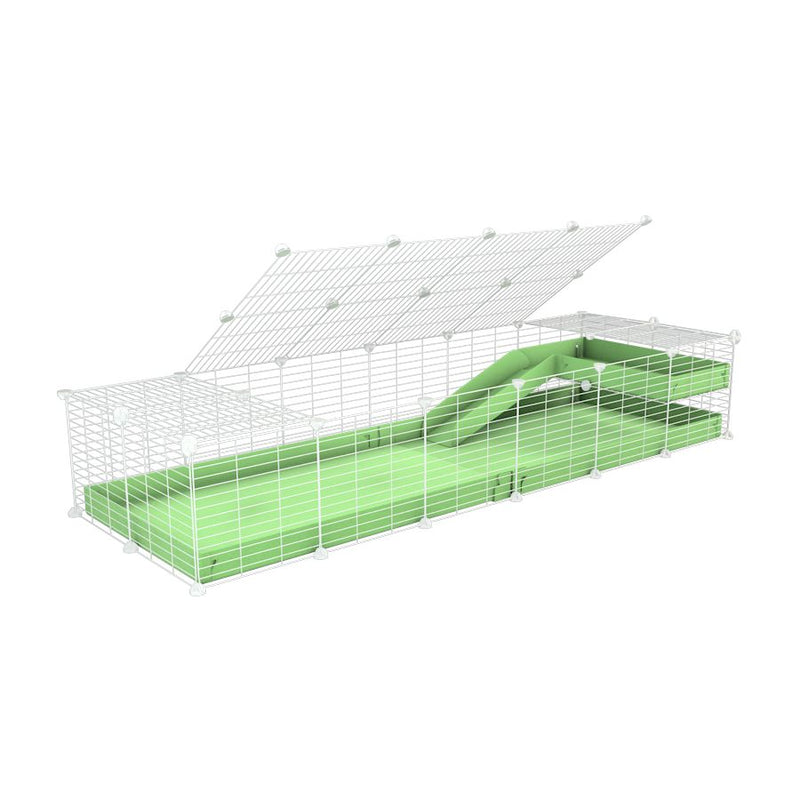 une cavy cage 6x2 pour cochons d'inde avec une rampe un loft un toit un coroplast vert et grilles blanches de kavee