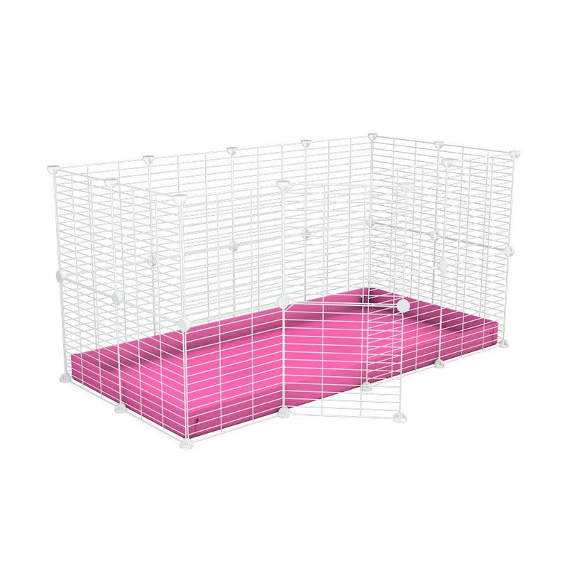 Une cavy cage modulaire 4x2 pour lapins avec un coroplast rose et des grilles blanches a barreaux etroits par kavee