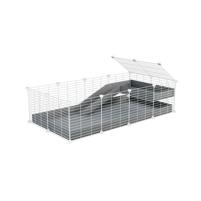 une cavy cage 4x2 pour cochons d'inde avec une rampe un loft un coroplast gris et grilles blanches fines sans danger de kavee