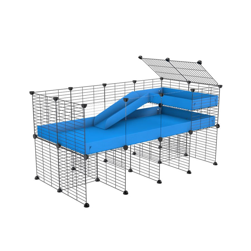 une kavee cage 4x2  avec panneaux transparents en plexiglass pour cochons d'inde avec rehausseur loft rampe coroplast bleu et grilles fines petits trous