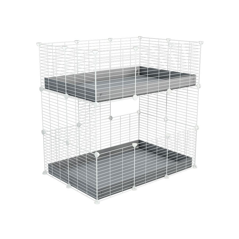 Une cavy cage double deux etages 3x2 pour cochons d'inde avec coroplast gris et grilles blanches avec petits trous par Kavee