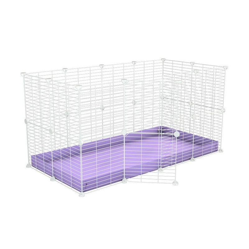 Une kavee cage modulaire 4x2 pour lapins avec un coroplast violet lilas et des grilles blanches a barreaux etroits