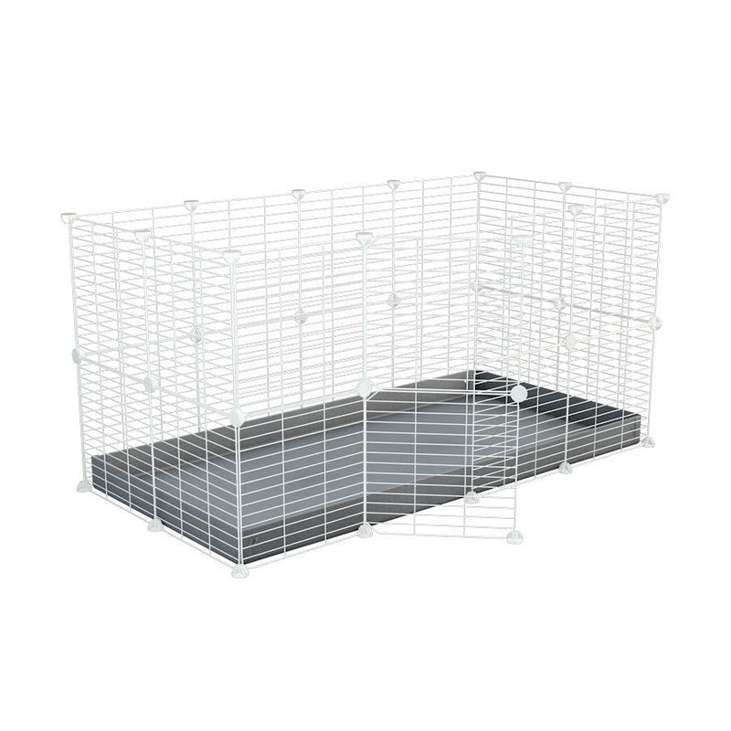 Une cavy cage 4x2 modulaire pour lapins avec un coroplast gris et des grilles blanches a barreaux etroits par kavee