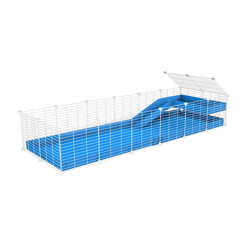 une kavee cage 6x2 pour cochons d'inde avec une rampe un loft un coroplast bleu et grilles blanches fines sans danger