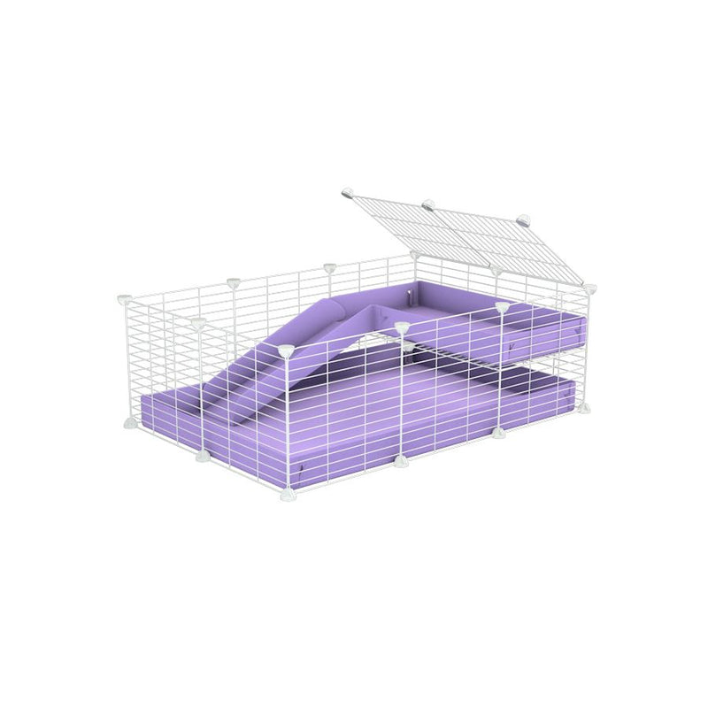 une cavy cage 3x2 pour cochons d'inde avec une rampe un loft un coroplast violet lilas et grilles blanches fines de kavee